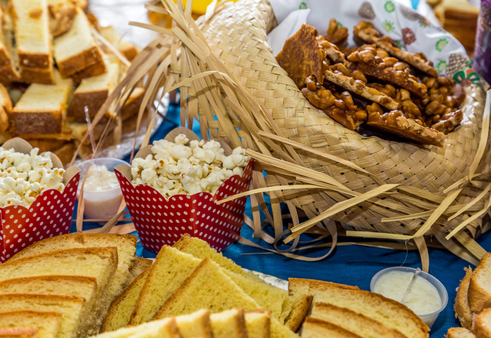 enfeites de festa junina em mesa decorada com comidas típicas