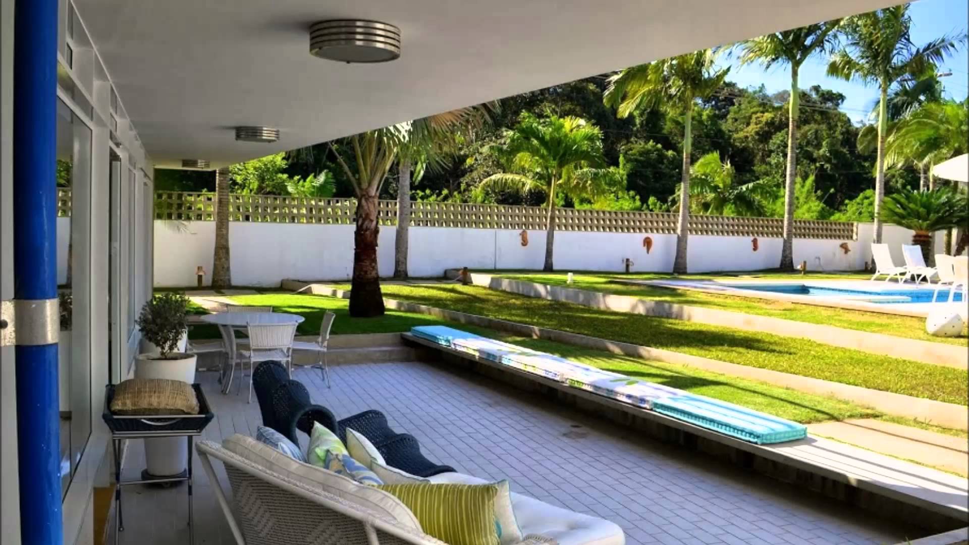 Jardim moderno externo incorporado à varanda e piscina.