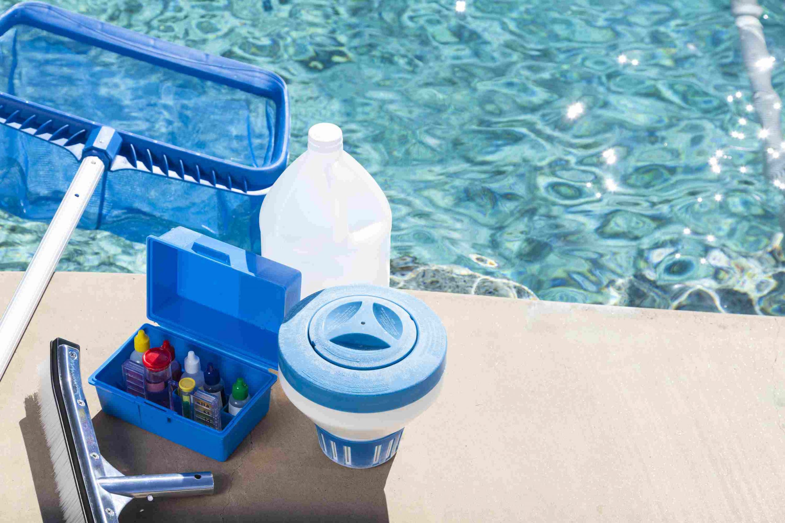 cuidados piscina plastico ilustrativo escova cloro