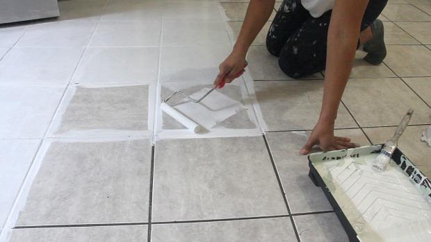 Aplicando a tinta para azulejos