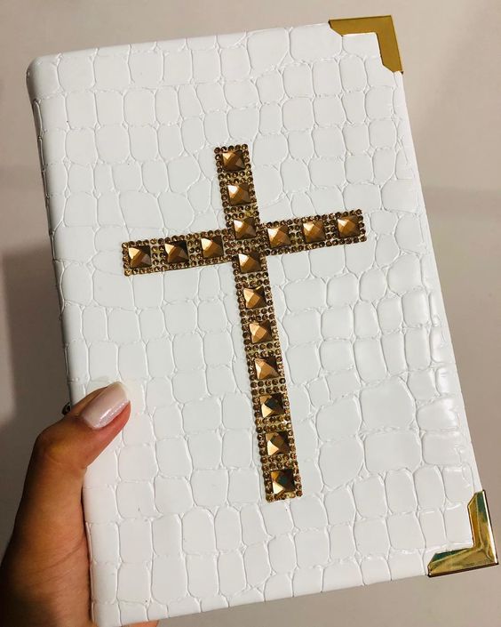 Bíblia com uma cruz no meio