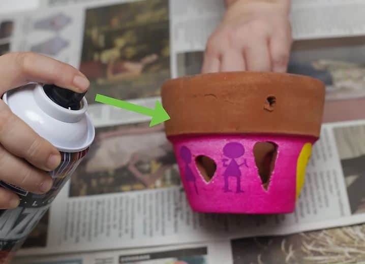 Pintando um vaso de barro