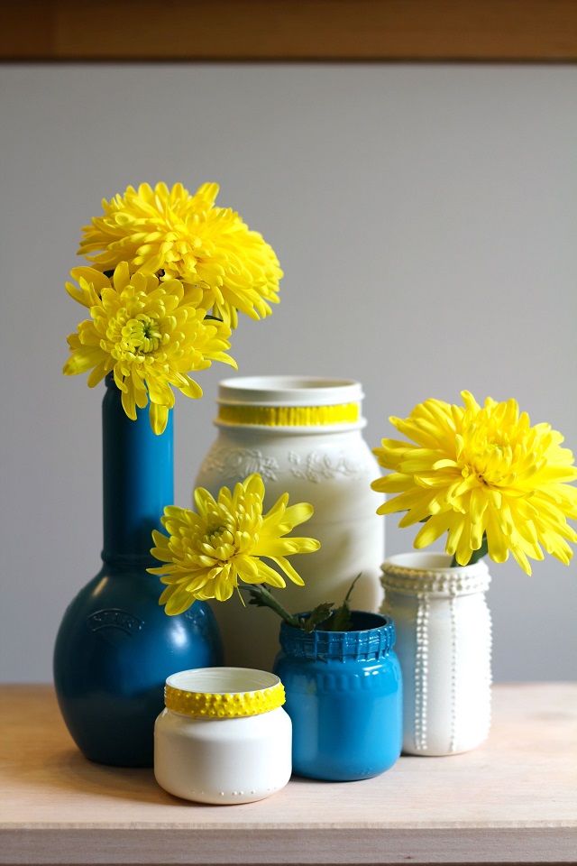 potes de vidro usados como vasos de flores