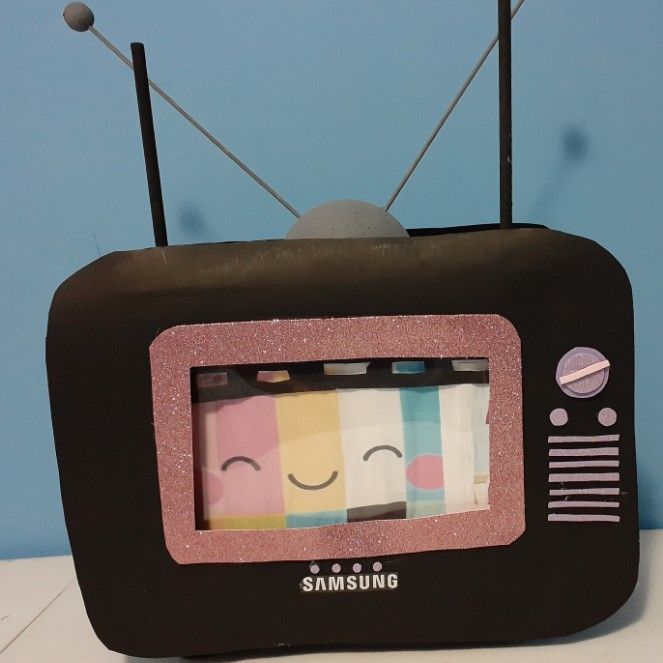 TV de papelão fofinha