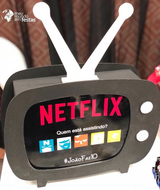 TV de papelão para assistir Netflix