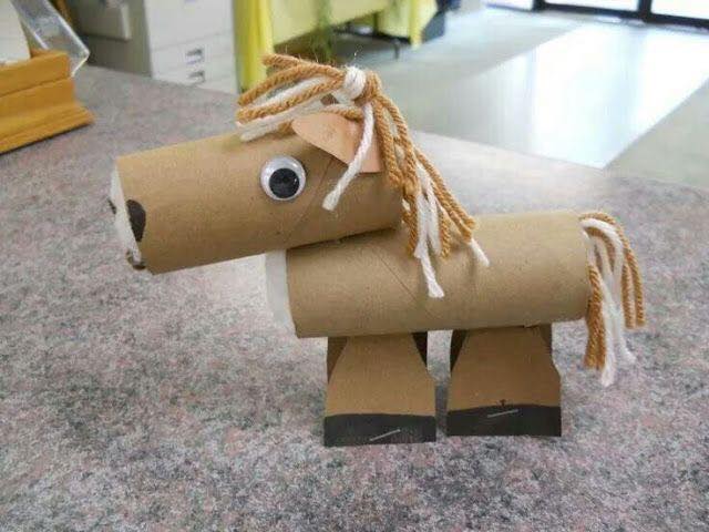 cavalo de rolo de papel higiênico