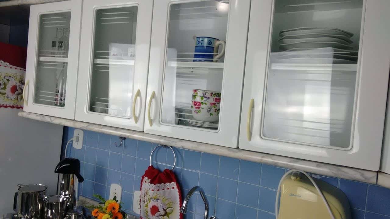 como organizar o armário de cozinha