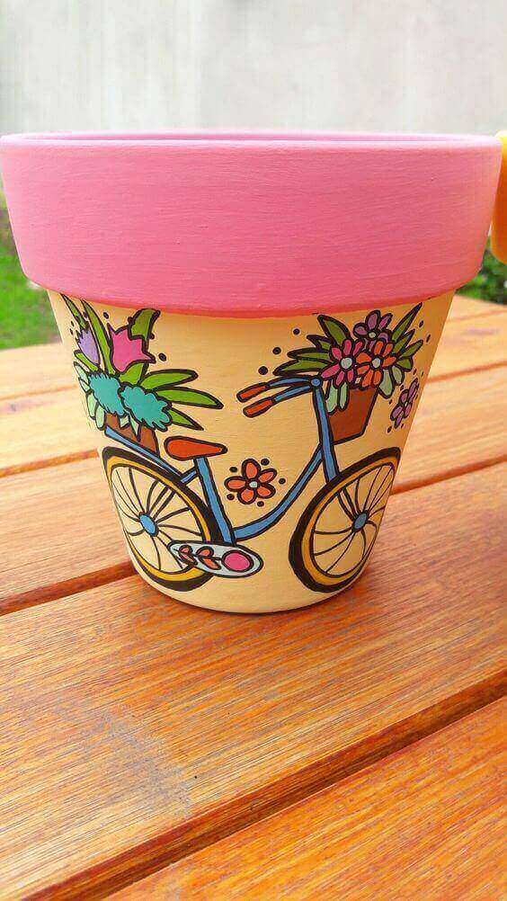 Vaso de barro com bicicleta desenhada