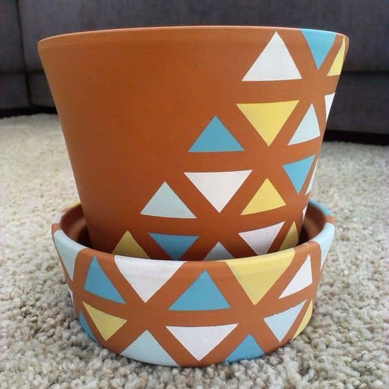 Vaso de barro com triângulos desenhados