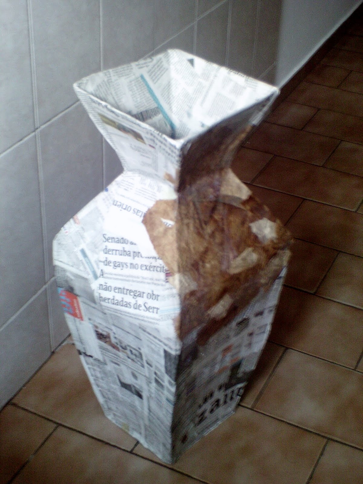 Vaso de papelão com jornal