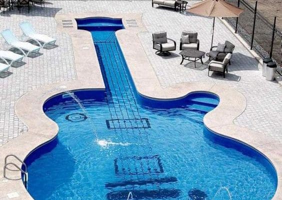 Piscina em forma de violão