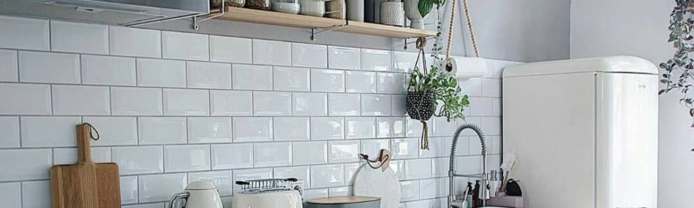 Cozinha sem armário: Como Organizar + 70 Inspirações  Estante na cozinha,  Decoração de casa, Idéias de decoração de cozinha